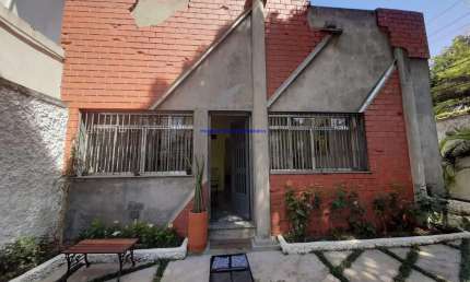 Casa Comercial 300m², recepção, 06 salas, 03 banheiros e 05 vagas na garagem.   Excelente localização á 9 minutos andando para a estação do metrô