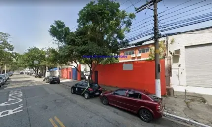 Prédio Comercial 680m², 04 salas de escritórios, 01 sala ampla, salas de reuniões, refeitórios, vestiários, 02 banheiros e 60 vagas na garagem.