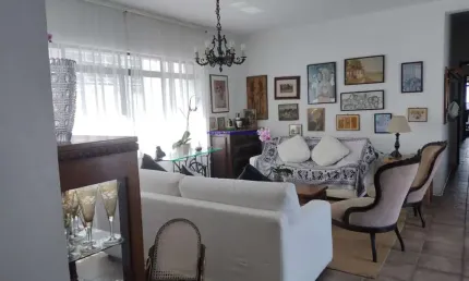 Apartamento 210m², 03 dormitórios (sendo 01 suíte), 02 banheiros e 02 vagas na garagem.    Condomínio com portaria 24hrs e salão de festa.