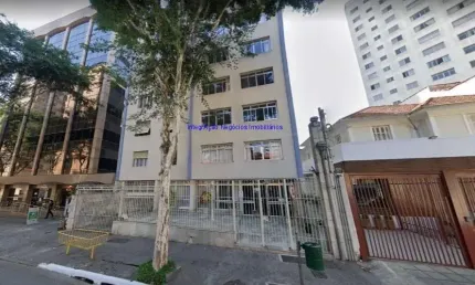 Apartamento 350m², 04 dormitórios (sendo 01 suíte), 02 banheiros e 02 vagas na garagem.    Condomínio com portaria 24hrs.  Excelente localização.