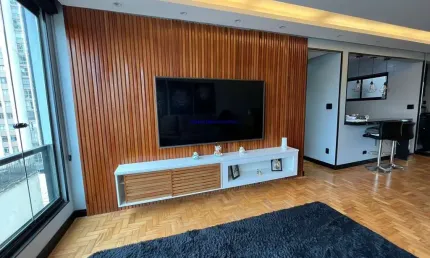 Apartamento 100m², 02 dormitórios (sendo 01 suíte) e 02 banheiros.  Condomínio com portaria.  Excelente localização á 6 minutos andando para a estação
