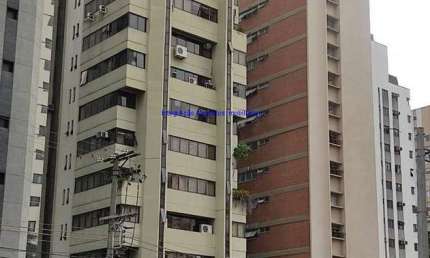 Conjunto Comercial 100m², 02 banheiros e 02 vagas na garagem.   Condomínio com recepção e segurança 24hrs.  Excelente localização.