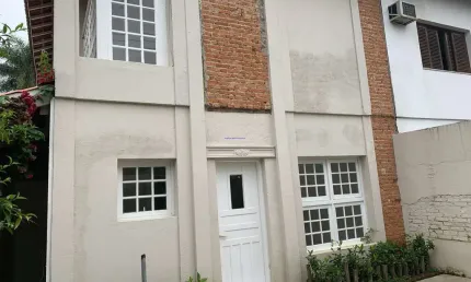 Sobrado Residencial 230m², 04 dormitórios ( sendo 01 suíte), 04 banheiros e 05 vagas na garagem.    Excelente localização