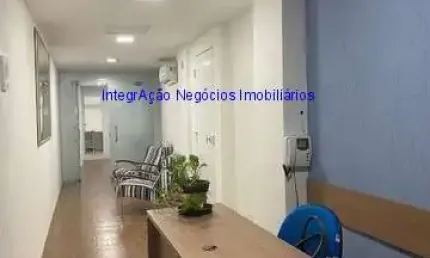 Conjunto Comercial 230m², 05 banheiros e 03 vagas na garagem.    Condomínio com recepção e segurança 24hrs.  Excelente localização.