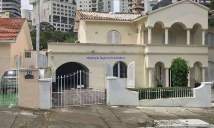 Sobrado 438m² 06 Salas, 01 Salão, 08 banheiros e 06 vagas na garagem; Imóvel conta com Churrasqueira, Jardim e Piscina; (dependência de empregada).
