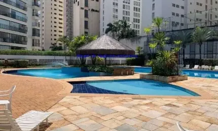 Apartamento cobertura duplex, 156m²,  03 dormitórios (sendo suítes, 01 máster), 04 banheiros e 03 vagas na garagem; possui piscina privativa e terraço