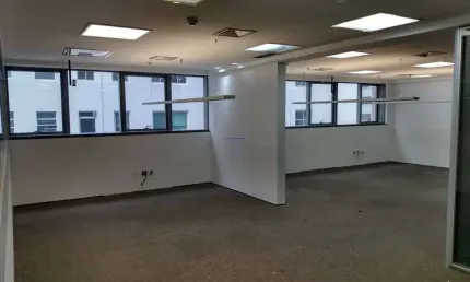 Conjunto comercial 200m², 04 banheiros e 04 vagas na garagem.    condomínio com recepção e segurança 24hrs.  excelente localização.
