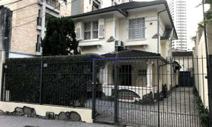 Sobrado Residencial 380m², 04 dormitórios (sendo 03 suítes), 04 banheiros e 03 vagas na garagem.  Possui piscina privativa e churrasqueira.