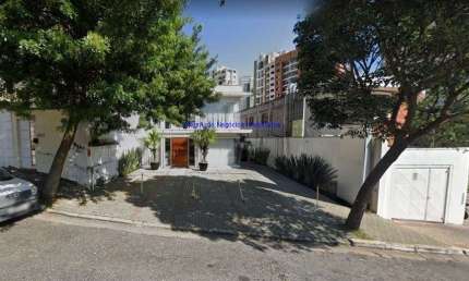 Loja 251m², sendo um salão no térreo, com recepção, sala de espera, copa, 02 banheiros, sala auxiliar, trocador, com espaço para estoque e 04 vagas.