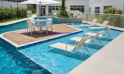 Apartamento mobiliado 60m², 01 dormitório(sendo suíte), 02 banheiros e 02 vagas na garagem.  condomínio com portaria, segurança 24hrs, piscina.