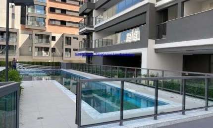 Apartamento 163m², 03 dormitórios (sendo suítes), 05 banheiros e 02 vagas na garagem.   Condomínio com portaria, segurança 24hrs, piscina.