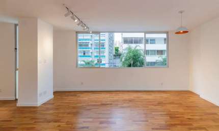 Apartamento 129.50m², 03 dormitórios (sendo 01 suíte), 03 banheiros e 01 vaga na garagem.  Condomínio com portaria e segurança 24h.