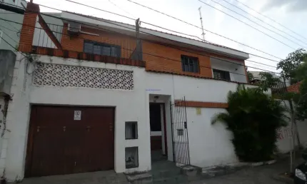 Casa Residencial 228m², 03 dormitórios (sendo 01 suíte), 04 banheiros e 04 vagas de garagem.    Excelente localização