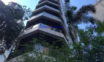 Apartamento 130m², 03 dormitórios ( sendo 01 suite) 03 banheiros e 02 vagas na garagem.  Condomínio com portaria, segurança 24hrs, jardim, piscina