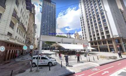 Loja 120m² e 02 banheiros.   Excelente localização á 5 minutos andando para e estação do Metrô São Bento; Próximo as Rua São Bento e Álveres Penteado
