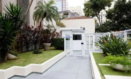 Apartamento 130m²,  03 dormitórios (sendo 01 suíte), 02 banheiros e 01 vaga na garagem.   Condomínio com portaria, segurança 24hrs, brinquedoteca.