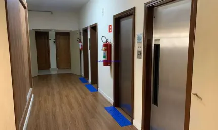Conjunto comercial 108m², 02 banheiros e 02 vagas de garagem.   condomínio com recepção e segurança.  excelente localização