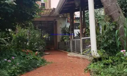 Sobrado Residencial 500m², 05 dormitórios (sendo 01 suíte, 02 de serviço), 04 banheiros e 06 vagas na garagem.     Excelente localização.