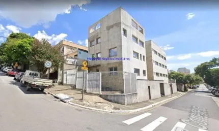 Prédio comercial 984m², 10 banheiros e 12 vagas na garagem; possui 4 pavimentos, cada pavimento com área construída de 225m², terreno mede 10 x 36,50m