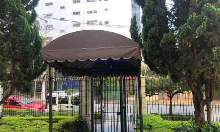 Apartamento 110m², 03 dormitórios (sendo 01 suíte), 04 banheiros e 02 vagas na garagem.  Condomínio com portaria, segurança 24hrs, salão de festa