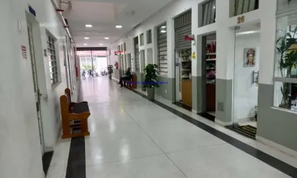 Loja 23m², em galeria contendo três repartições. o banheiro é de uso coletivo ha um banheiro masculino e outro banheiro nos funddos da galeria.
