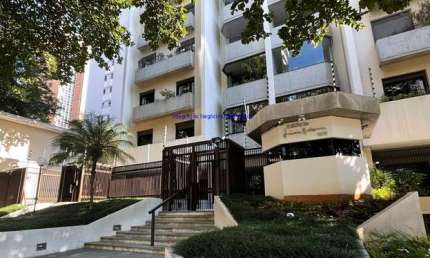 Apartamento 391m², 04 dormitórios (sendo 02 suítes), 05 banheiros e 04 vagas na garagem.    Condomínio com portaria, segurança 24hrs, piscina.