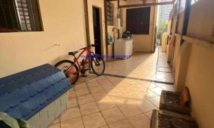 Sobrado Residencial 340m², 05 dormitórios, 03 banheiros e 01 vaga na garagem.   Excelente localização entre as Ruas Tenente Otávio Gomes