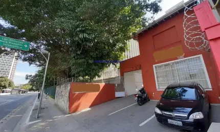 Casa comercial 300m², 06 salas, 03 banheiros e 08 vagas na garagem;  terreo: 03 salas , cozinha, 01 banheiro, 01 lavabo e quarto de empregada;