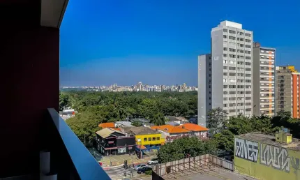 Condomínio com portaria, segurança 24hrs, com 2 piscinas, academia, bicicletário, churrasqueira, lavandeira comunitária, mirante, salão de festas,