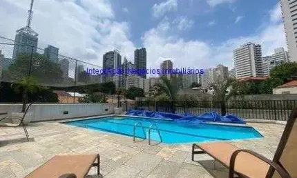 Apartamento 100m², 03 dormitórios (sendo 02 suítes), 03 banheiros e 02 vagas na garagem.  Condomínio com portaria, segurança 24hrs, piscina