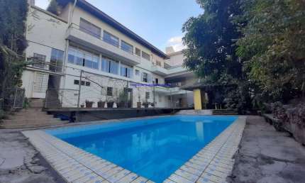 Casa Residencial 400m², com  com três andares, 05 dormitórios, 06 banheiros,  02 terraços, 05 vagas na garagem. Possui piscina grande 10x5m,