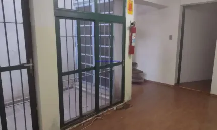 Casa sobrado comercial 300m², 15 salas, 05 banheiros, e 01 vaga na garagem.  excelente localização á 8 minutos andando para a estação do metrô