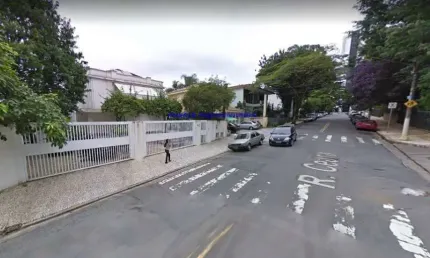 Casa 470m², 04 dormitórios (sendo suítes), 07 banheiros e 05 vagas na garagem.  Excelente localização  entre as Ruas Pará e Sergipe.