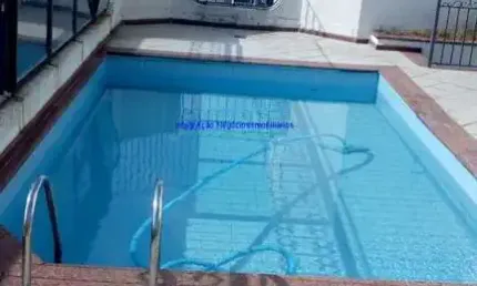 Apartamento Cobertura 660m², 04 dormitórios (sendo 02 suítes), 03 banheiros e 05 vagas na garagem.  Condomínio com portaria, segurança 24hrs, piscina