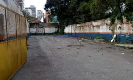 Terreno 400m².  Excelente localização entre as Ruas Coronel Joaquim Ferreira Lobo, Ramos Batista e Avenida Brigadeiro Faria Lima; Próximo da estação