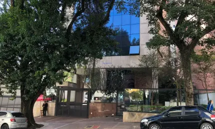 Conjunto comercial 102m², 03 banheiros e 02 vagas na garagem.    condomínio recepção e segurança 24hrs.   excelente localização,