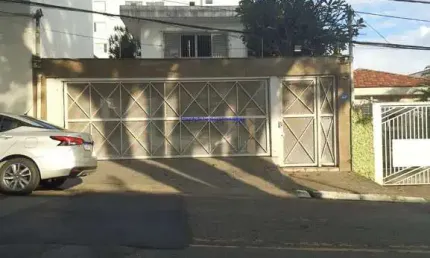 Sobrado Comercial 100m², 04 salas, 01 salão, 05 banheiros e 04 vagas na garagem.    Excelente localização á 5 minutos andando para a estação do metrô