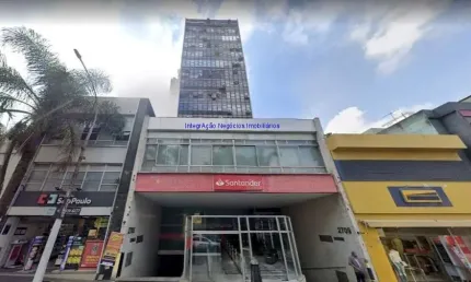Condomínio com recepção e segurança.  Excelente localização á 10 minutos andando para a estação do metrô Oscar Freire;