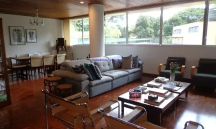 Apartamento 170m², 04 dormitórios (sendo 01 suíte e 01 quarto reversível), 01 banheiro social, Hall social, lavabo; Living amplo para 02 ambientes;