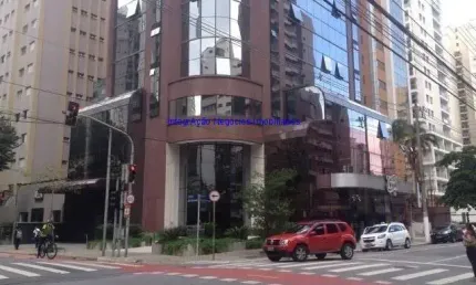 Conjunto Comercial 45m², 03 salas,01 copa, 02 banheiros e 01 vaga na garagem. Condomínio com Recepção e Portaria.  Excelente localização