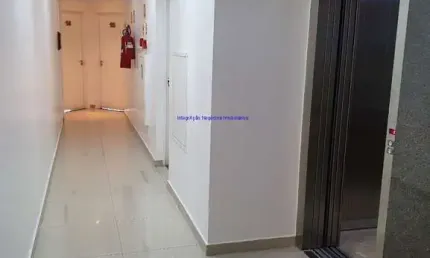 Conjunto Comercial 27m², 01 sala, 01 banheiro e 01 vaga na garagem.   Condomínio com recepção e segurança 24hrs.  Excelente localização
