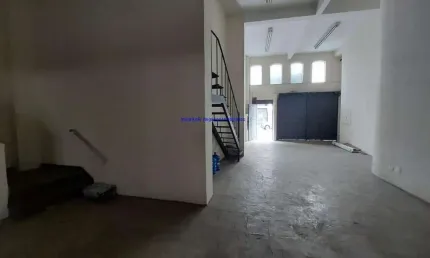 Prédio Comercial 444m² sendo Loja térrea 141m² com 02 banheiros;  Mezanino = 63m² com 01 banheiro; Depósito 20m²; Sobreloja 220m² com 2 banheiros