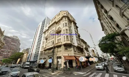 Conjunto Comercial 176m², 06 salas, 01 salão, 04 banheiros e cozinha.   Condomínio com portaria.  Excelente localização