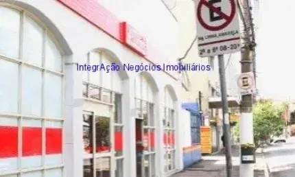 Loja 563m², 03 salas e 02 banheiros; Dispõe de um salão com 300m² de área térrea com pé direito alto, 58m² de mezanino interno com cozinha, copa