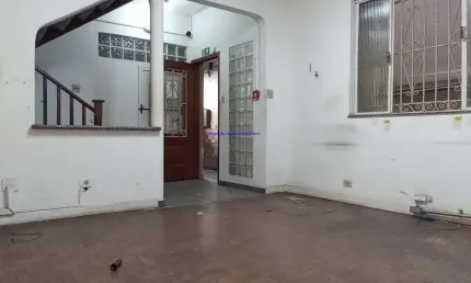 Prédio/casa/sobrado 700m², possui 04 pavimentos, com 06 banheiros, 01 cozinha e 01 vaga na garagem.   excelente localização