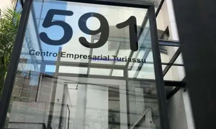 Conjunto comercial 65m², 04 banheiros e 02 vagas na garagem.  condomínio com recepção e segurança 24hrs.  excelente localização