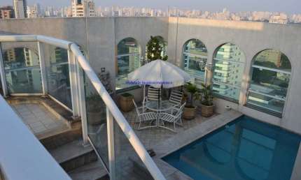 Condomínio com portaria, segurança, piscina adulto e infantil, playground, salão de festa, churrasqueira, quadra poliesportiva, academia e jardim.