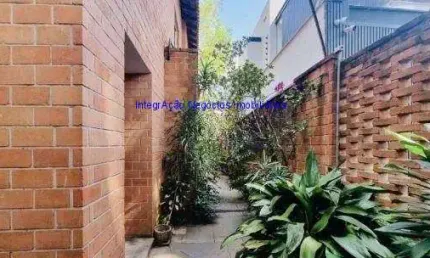 Casa 412m², 04 dormitórios (sendo 02 suítes),  04 banheiros e 02 vagas do garagem.  Excelente localização.