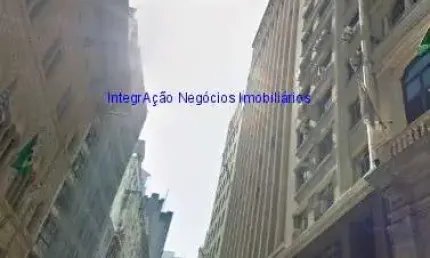 Condomínio com recepção e segurança.  Excelente localização á 4 minutos andando para as estações do metrô São Bento e Sé; Entre as Ruas General