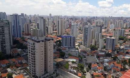 Apartamento 433.13m², 04 dormitórios (sendo suítes), 05 banheiros e 06 vagas na garagem.   Condomínio com portaria, segurança 24hrs, piscina.